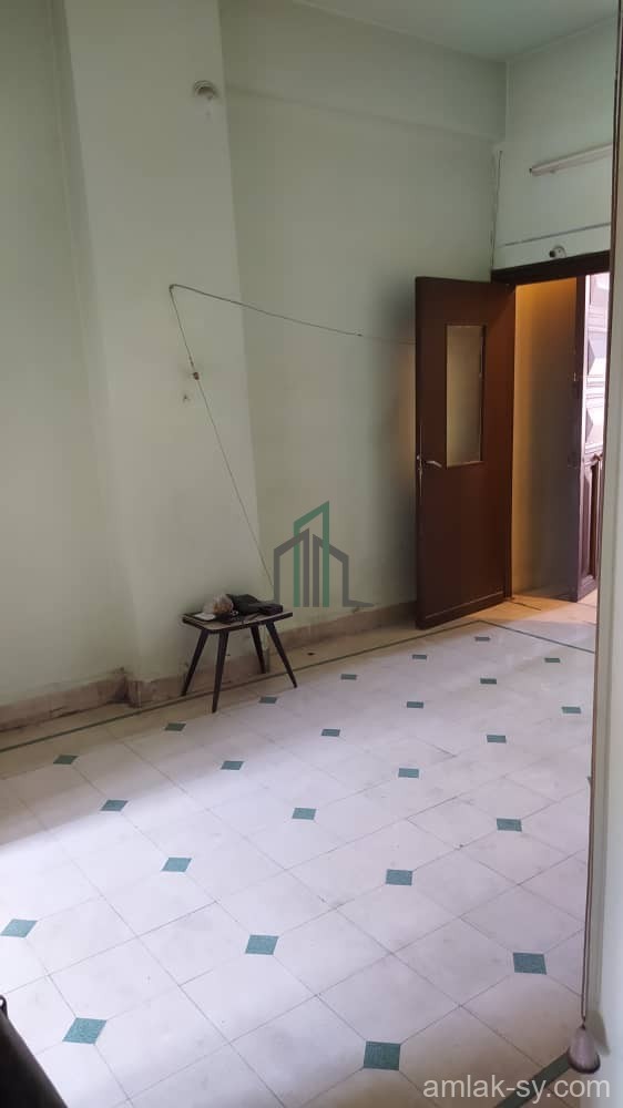 للبيع بيت بالمزرعة طابق ثالث فني