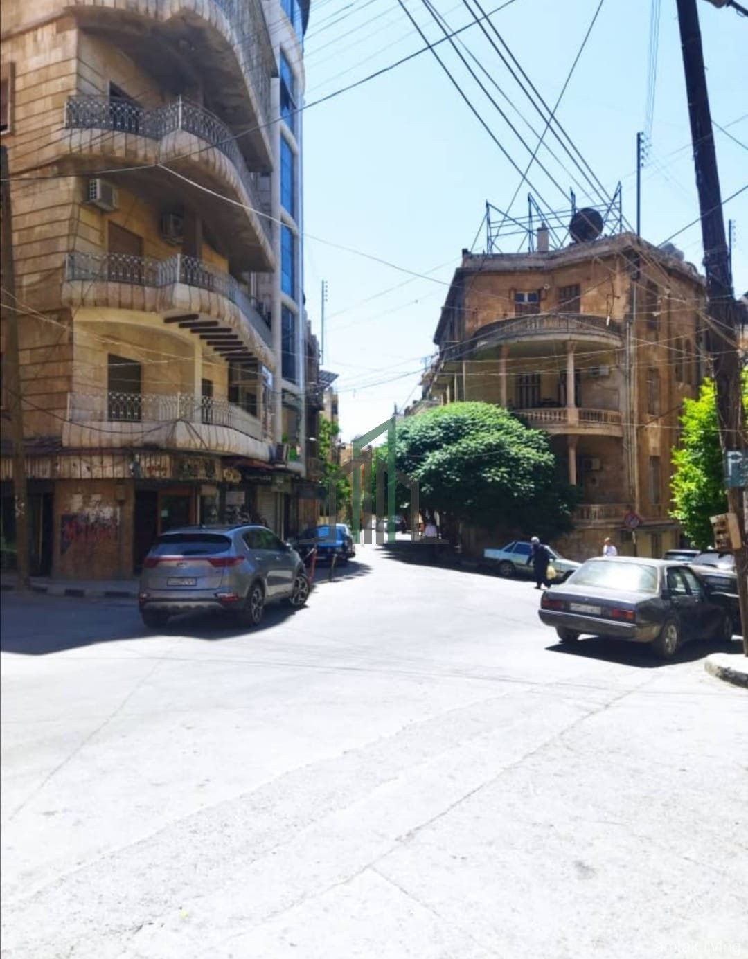 شقة في المربع الذهبي في العزيزية للبيع