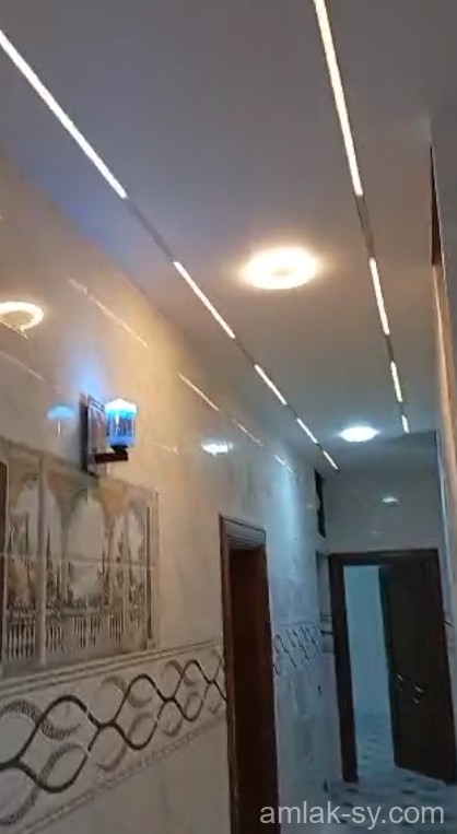 للبيع طابق أول مؤلف من خمس غرف طريق عين شيب