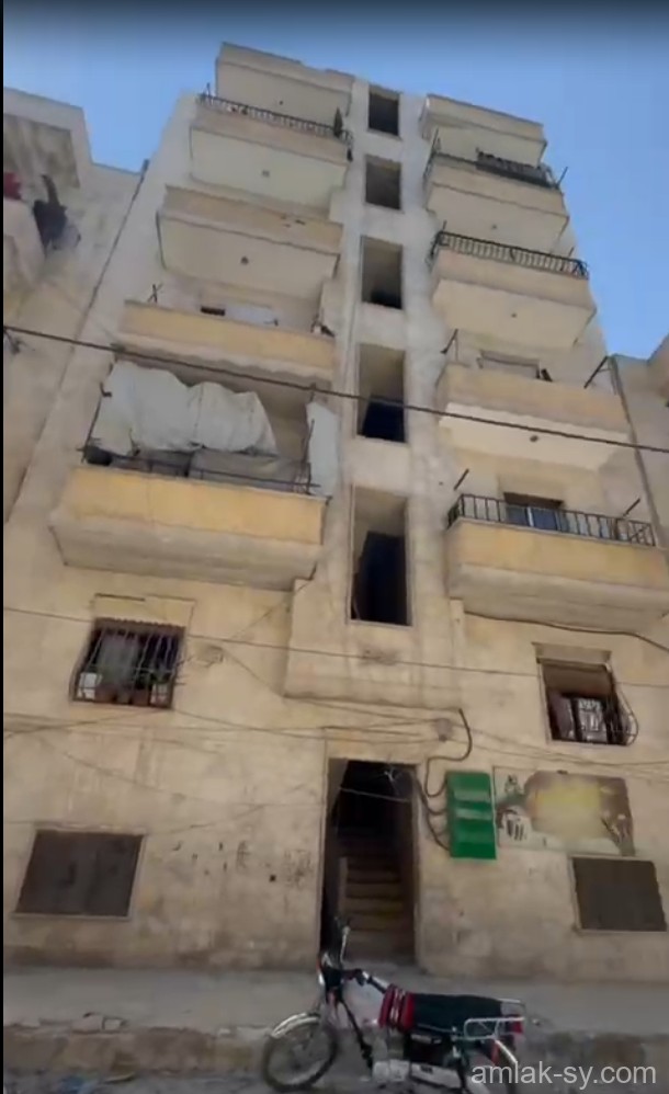 شقة طابق اول ثلاث غرف ومنافع في حي الناعورة للبيع - مكتب السلام العقاري