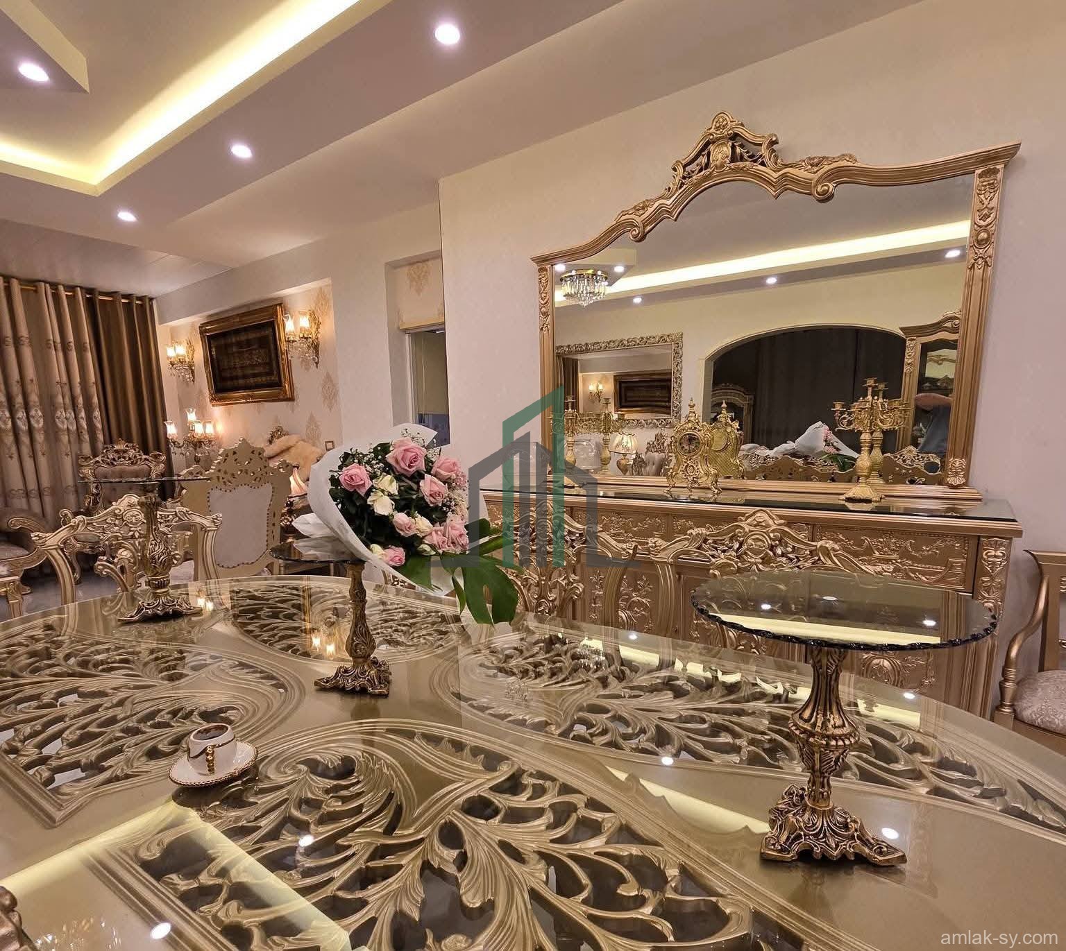 شقة 240م في قلب مدينة اللاذقية في شارع 8 اذار مع الفرش وطاقة للبيع