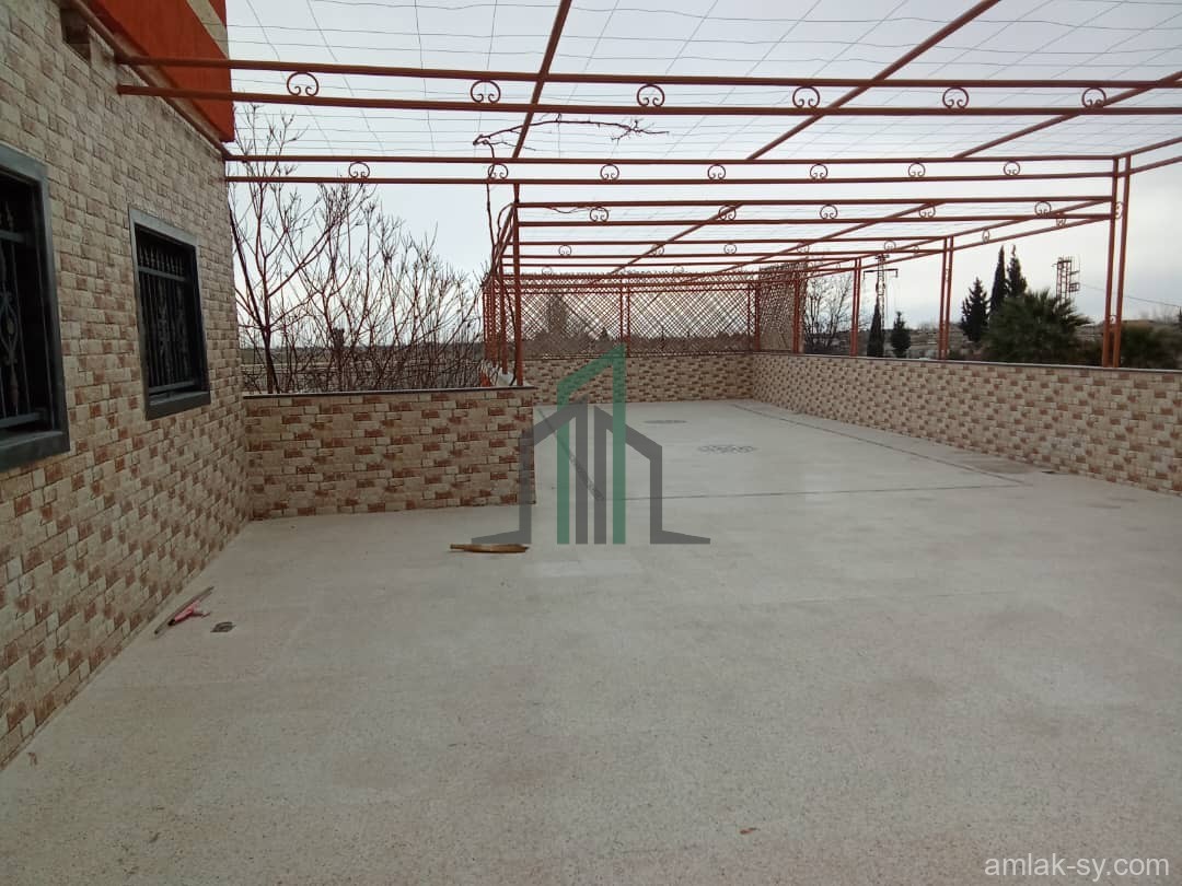 للبيع بناء 900م بالا الطريق العام العرض(598)