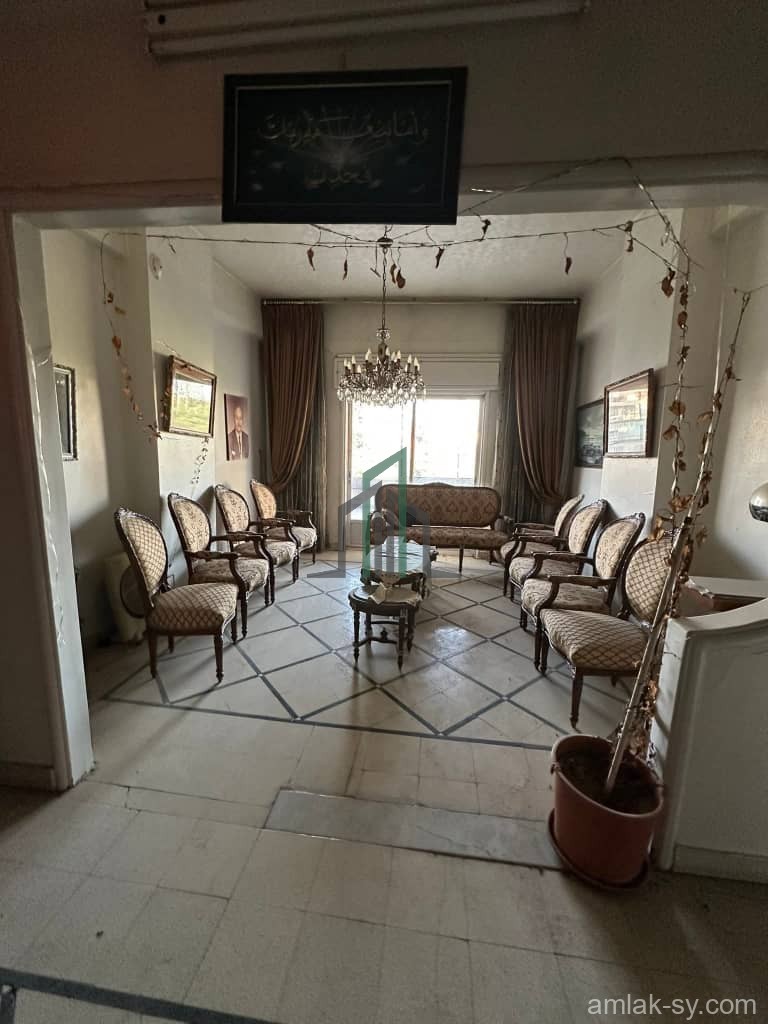 شقة مع ملحق بمجموع مساحة 555م في المزرعة للبيع