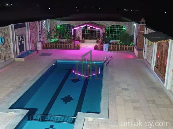 مزرعة 700م تبعد عن استراد حماه حمص 500م للبيع