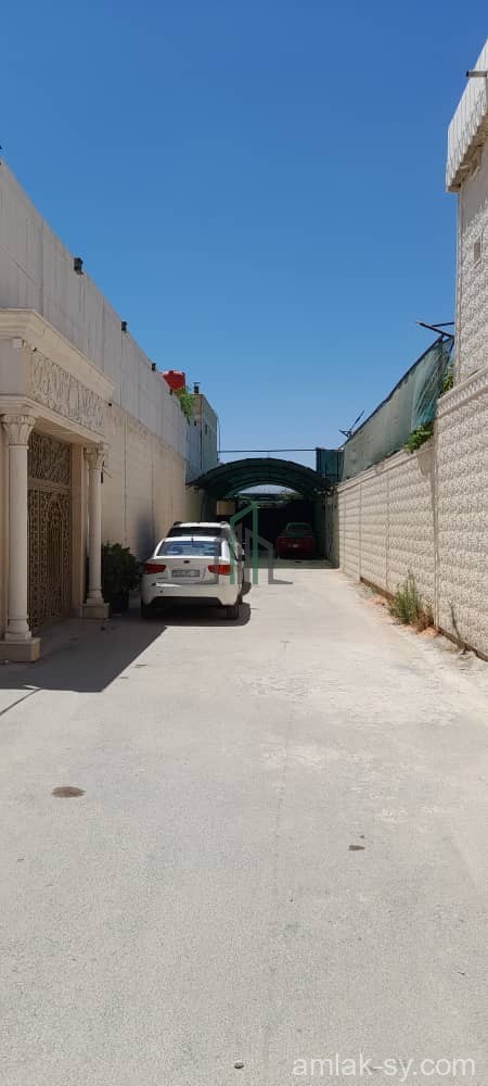 مزرعة 1000م في صحنايا للبيع