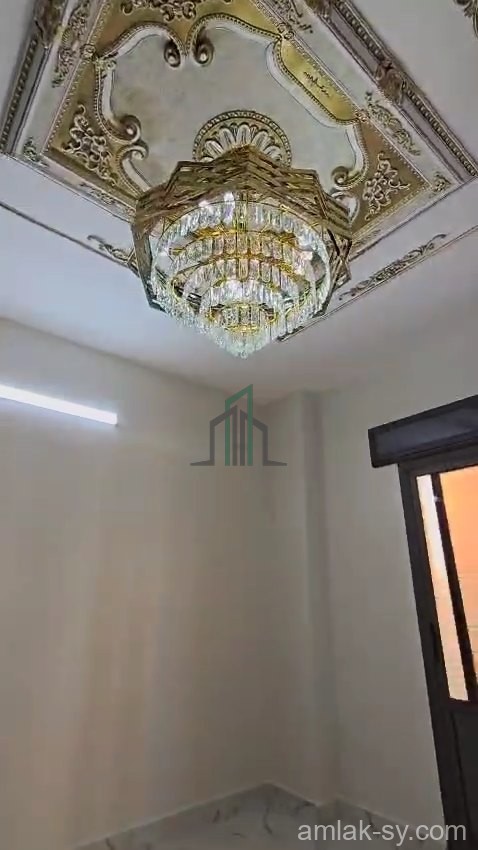 شقة مكونة من خمس غرف ومنافع قمة الاناقة والرتابة في ادلب الجديدة للبيع