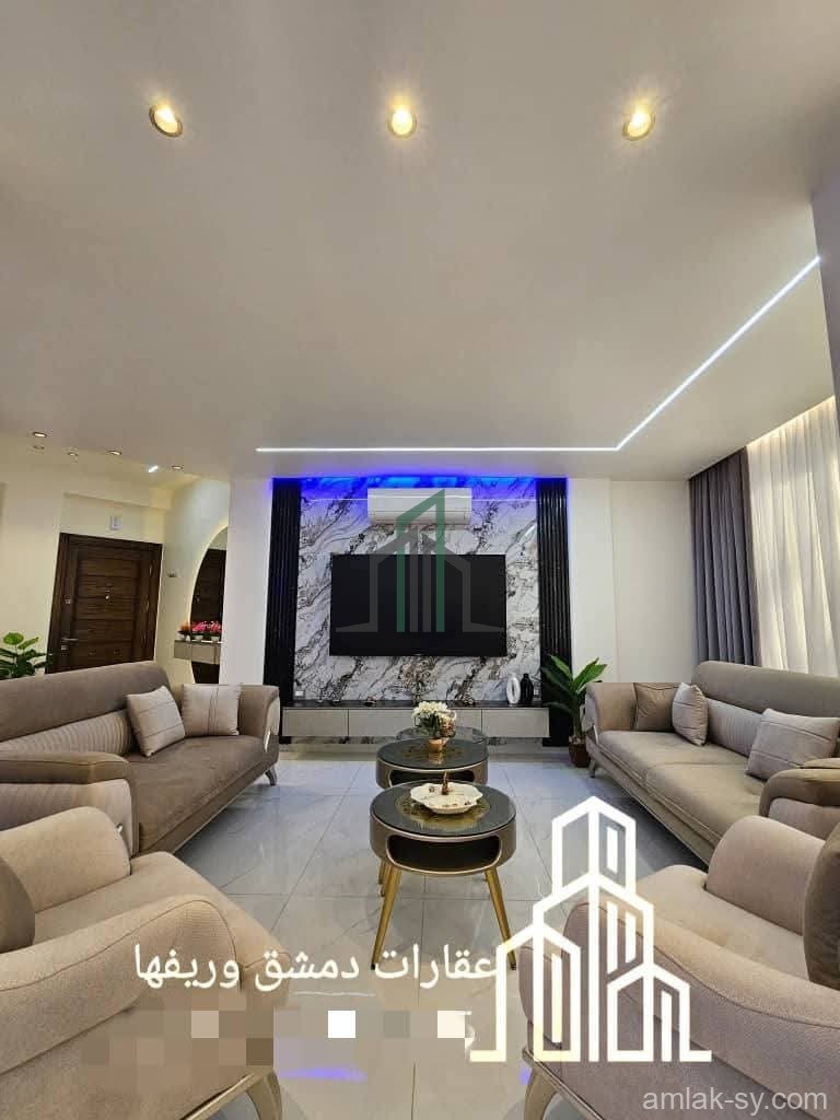 للبيع منزل سكني فاخر جنوبي غربي  في منطقة المزرعة بالقرب من مطعم الزيتونة