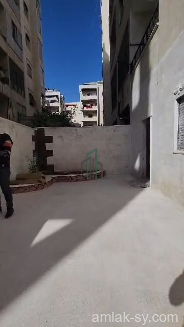 طابع على وجهه الارض مكن من اربع غرف ومنافع ومدخلين في وادي النسيم للبيع