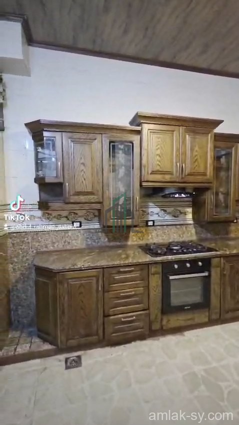 شقة اربع غرف ومنافع مقتبل حديقة الماظة في حي الثورة للبيع