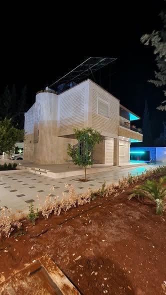 مزرعة مساحة 700متر بناء 130متر في الفيلات الحمر للبيع